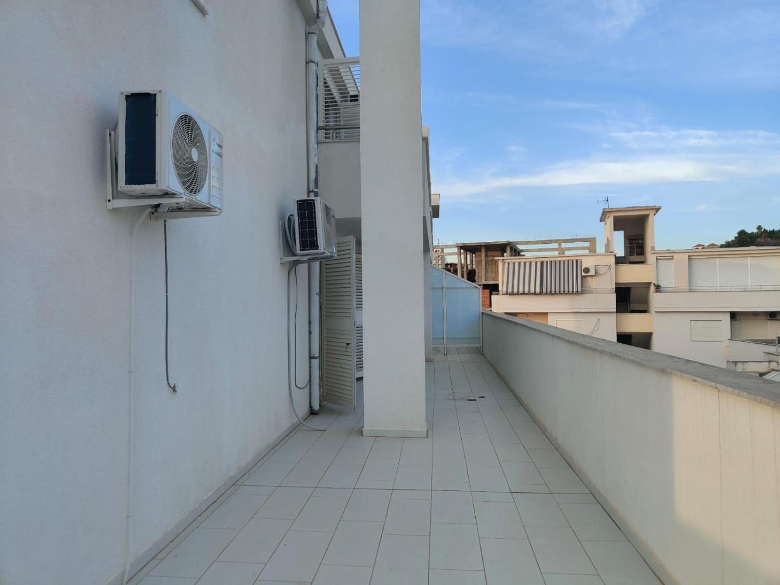 Magnifique Duplex Avec Terrasse Et Balcon Vue A 100m De La 3 Durres